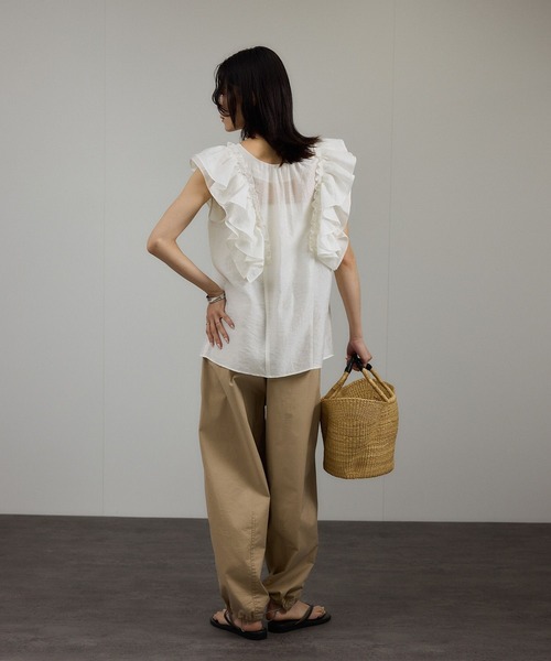 SALON adam et rope'(サロン アダム エ ロペ)の「【WEB限定】2WAYギャザーフリルノースリーブブラウス(シャツ/ブラウス・レディース・ベージュ系その他/ブラック/オフホワイト・FREE)」の6枚目の写真