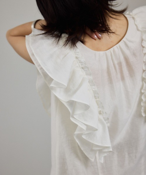 SALON adam et rope'(サロン アダム エ ロペ)の「【WEB限定】2WAYギャザーフリルノースリーブブラウス(シャツ/ブラウス・レディース・ベージュ系その他/ブラック/オフホワイト・FREE)」の21枚目の写真
