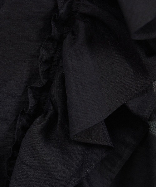 SALON adam et rope'(サロン アダム エ ロペ)の「【WEB限定】2WAYギャザーフリルノースリーブブラウス(シャツ/ブラウス・レディース・ベージュ系その他/ブラック/オフホワイト・FREE)」の11枚目の写真