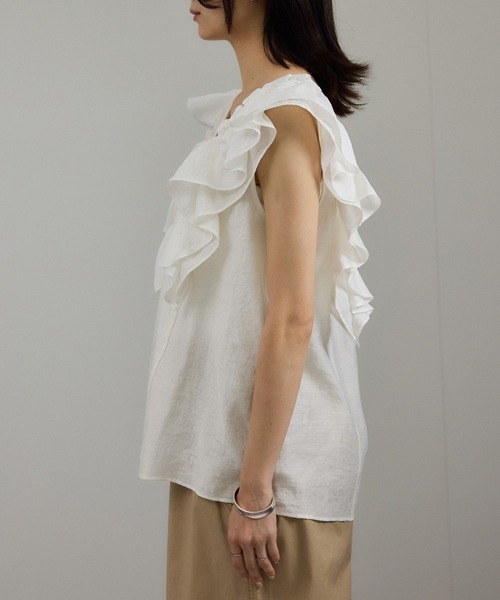 SALON adam et rope'(サロン アダム エ ロペ)の「【WEB限定】2WAYギャザーフリルノースリーブブラウス(シャツ/ブラウス・レディース・ベージュ系その他/ブラック/オフホワイト・FREE)」の17枚目の写真