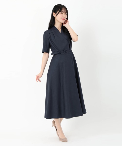 STRAWBERRY-FIELDS（ストロベリーフィールズ）の「ジュエルストレッチ_カシュクールワンピース（ワンピース・レディース・ネイビー/ライトベージュ・2）」の2枚目の写真