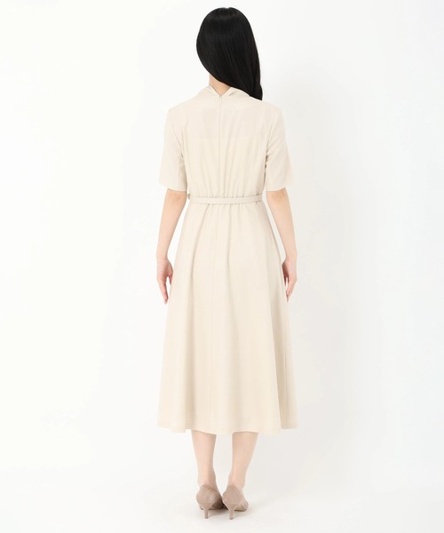 STRAWBERRY-FIELDS（ストロベリーフィールズ）の「ジュエルストレッチ_カシュクールワンピース（ワンピース・レディース・ネイビー/ライトベージュ・2）」の6枚目の写真