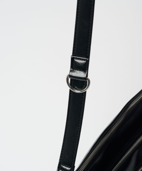 Lui's(ルイス)の「【Neucon/ニューコン】マルチポケットレザーショルダーバッグ(ショルダーバッグ・メンズ・グリーン/ブラック・FREE)」の11枚目の写真