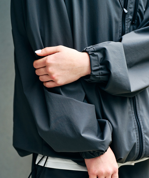 417 EDIFICE（フォーワンセブンエディフィス）の「《追加》"超冷感" UVCUT Freezetec パーカー（パーカー・メンズ・ベージュ/ブラック/チャコールグレー・SMALL/MEDIUM/LARGE）」の16枚目の写真