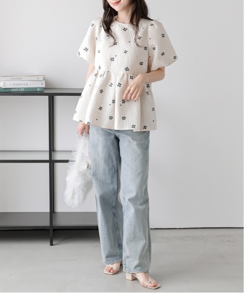 SUGAR BISKET(シュガービスケット)の「フラワージャガードペプラムトップス(Tシャツ/カットソー・レディース・ブラック/アイボリー・フリー)」の4枚目の写真
