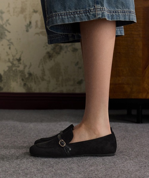 CHARLES & KEITH(チャールズ & キース)の「フェイクスエード バックルストラップローファー(ローファー・レディース・ブラック系その他2/マルチ・25.5cm/25cm/24.5cm/23.5cm/23cm/22.5cm)」の2枚目の写真
