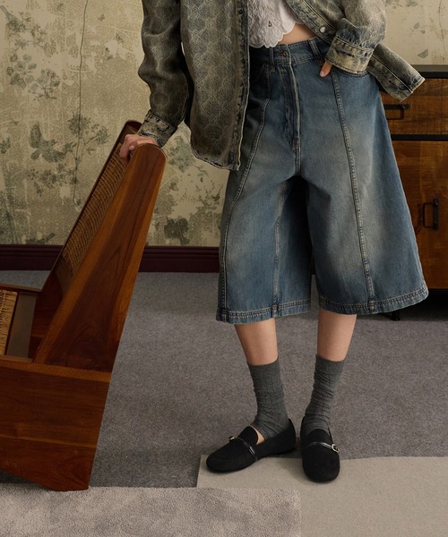 CHARLES & KEITH(チャールズ & キース)の「フェイクスエード バックルストラップローファー(ローファー・レディース・ブラック系その他2/マルチ・25.5cm/25cm/24.5cm/23.5cm/23cm/22.5cm)」の13枚目の写真