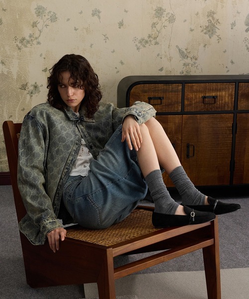 CHARLES & KEITH(チャールズ & キース)の「フェイクスエード バックルストラップローファー(ローファー・レディース・ブラック系その他2/マルチ・25.5cm/25cm/24.5cm/23.5cm/23cm/22.5cm)」の14枚目の写真