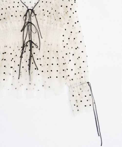 MAISON SPECIAL(メゾンスペシャル)の「2way Ruffle Gathers Tulle Tops/2WAYフリルギャザーチュールトップス(シャツ/ブラウス・レディース・ブラック/オフホワイト/ドット・FREE)」の6枚目の写真