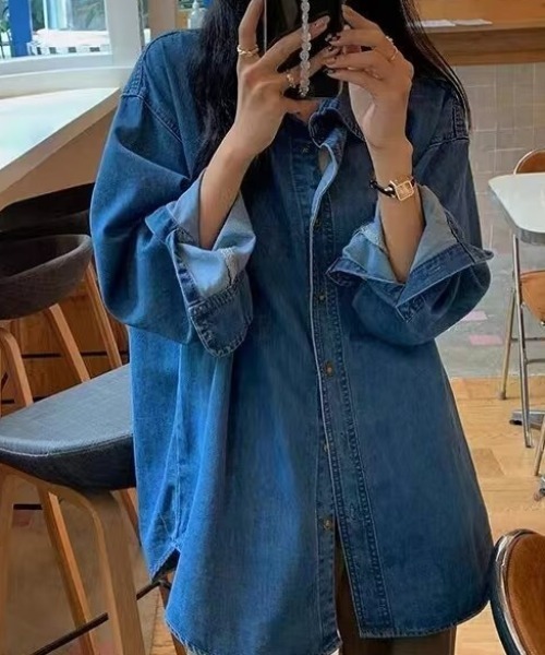 cammie(キャミー)の「デニムシャツ(シャツ/ブラウス・レディース・ブルー・LARGE/MEDIUM)」の2枚目の写真