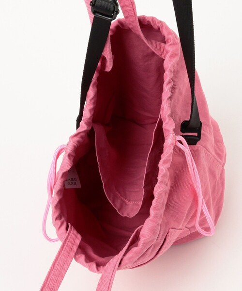 BEAMS BOY（ビームスボーイ）の「【別注】N,P,E / ペイシェントバッグ カラー デニム M（ショルダーバッグ・レディース・ブラウン/ピンク/グリーン/サックスブルー・ONE SIZE）」の8枚目の写真