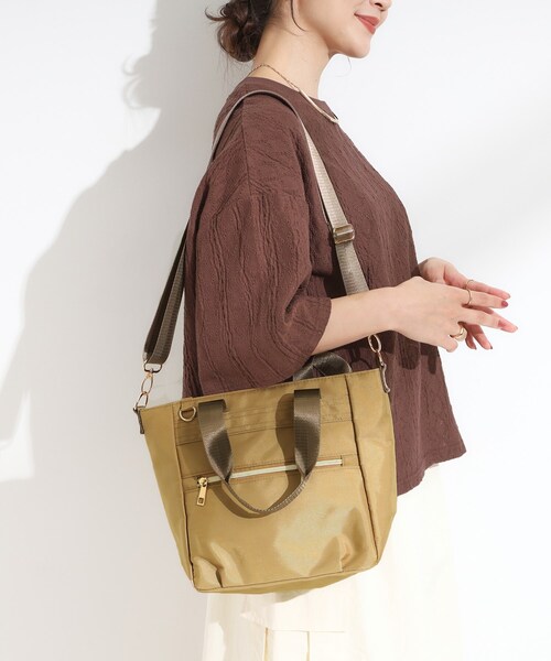 SHOO・LA・RUE(シューラルー)の「【撥水】フロントファスナーポケットトートバッグ【2WAY】(トートバッグ・レディース・キャメル/ブラック/ナチュラル・00)」の1枚目の写真