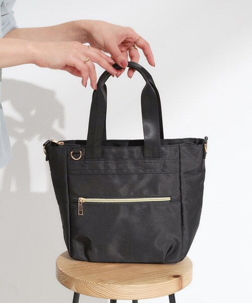 SHOO・LA・RUE(シューラルー)の「【撥水】フロントファスナーポケットトートバッグ【2WAY】(トートバッグ・レディース・キャメル/ブラック/ナチュラル・00)」の2枚目の写真