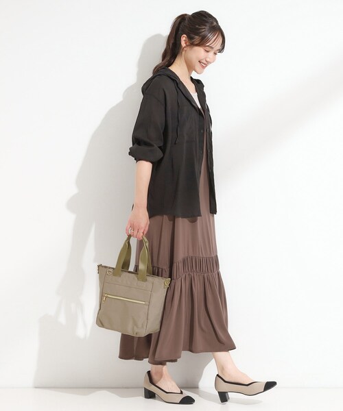 SHOO・LA・RUE(シューラルー)の「【撥水】フロントファスナーポケットトートバッグ【2WAY】(トートバッグ・レディース・キャメル/ブラック/ナチュラル・00)」の4枚目の写真