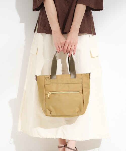 SHOO・LA・RUE(シューラルー)の「【撥水】フロントファスナーポケットトートバッグ【2WAY】(トートバッグ・レディース・キャメル/ブラック/ナチュラル・00)」の7枚目の写真