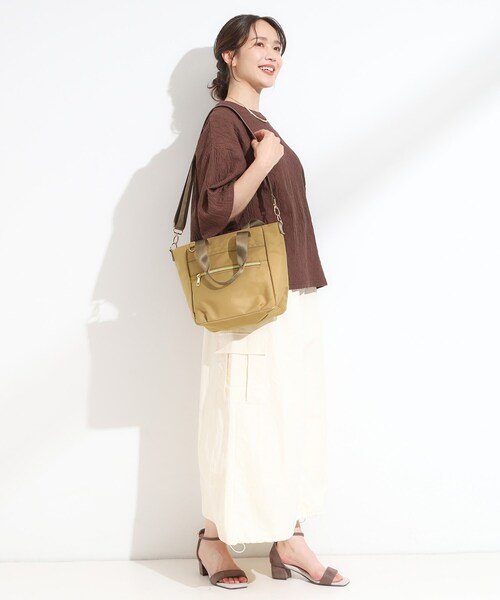 SHOO・LA・RUE(シューラルー)の「【撥水】フロントファスナーポケットトートバッグ【2WAY】(トートバッグ・レディース・キャメル/ブラック/ナチュラル・00)」の8枚目の写真