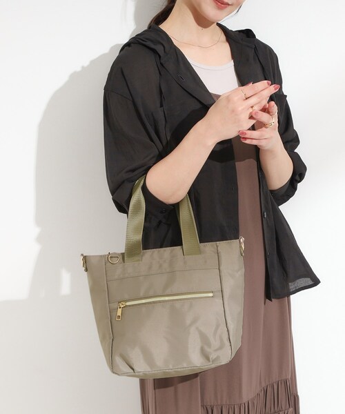 SHOO・LA・RUE(シューラルー)の「【撥水】フロントファスナーポケットトートバッグ【2WAY】(トートバッグ・レディース・キャメル/ブラック/ナチュラル・00)」の9枚目の写真