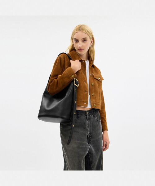 COACH（コーチ）の「ブリーカー バケット バッグ（ショルダーバッグ・レディース・ブラック系その他・ONE）」の3枚目の写真