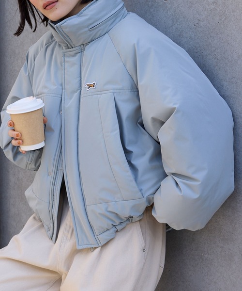 MONO-MART(モノマート)の「PENNEYS/ペニーズ 別注 <撥水/防風> THE FOX ロゴ ワンポイント刺繍 ドロスト 中綿モンスターブルゾン(ダウンジャケット/コート・レディース・ブラック/アイボリー/ライトカーキ/ベージュ・M/L)」の4枚目の写真