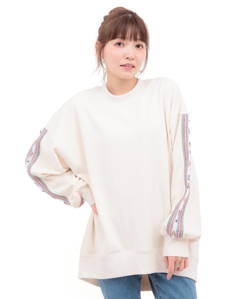 チチカカ(チチカカ)の「裏シャギー刺繍ポカクルーネックプルオーバー(スウェット・レディース・ブラック/アイボリー/ライトブルー・FREE)」の4枚目の写真