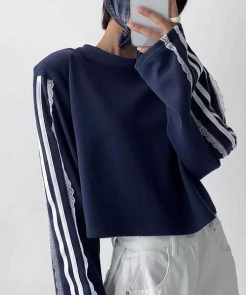 Doula Doula(ドゥーラドゥーラ)の「レースライン入りクロップド丈スウェット(Tシャツ/カットソー・レディース・ブラック/ネイビー/ライトグレー・FREE)」の1枚目の写真