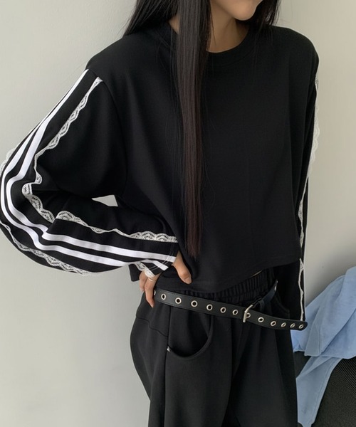 Doula Doula(ドゥーラドゥーラ)の「レースライン入りクロップド丈スウェット(Tシャツ/カットソー・レディース・ブラック/ネイビー/ライトグレー・FREE)」の2枚目の写真