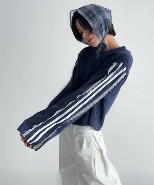 Doula Doula(ドゥーラドゥーラ)の「レースライン入りクロップド丈スウェット(Tシャツ/カットソー・レディース・ブラック/ネイビー/ライトグレー・FREE)」の8枚目の写真