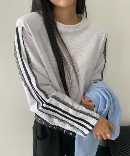 Doula Doula(ドゥーラドゥーラ)の「レースライン入りクロップド丈スウェット(Tシャツ/カットソー・レディース・ブラック/ネイビー/ライトグレー・FREE)」の4枚目の写真
