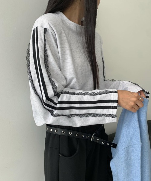 Doula Doula(ドゥーラドゥーラ)の「レースライン入りクロップド丈スウェット(Tシャツ/カットソー・レディース・ブラック/ネイビー/ライトグレー・FREE)」の5枚目の写真