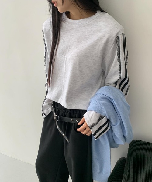 Doula Doula(ドゥーラドゥーラ)の「レースライン入りクロップド丈スウェット(Tシャツ/カットソー・レディース・ブラック/ネイビー/ライトグレー・FREE)」の6枚目の写真