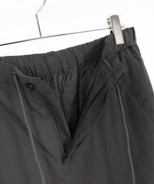 1minute 1second(ワンミニットワンセカンド)の「mp14218-padded 6-pocket pants with cursive embroidery ナイロンパンツ(1M25F030)(その他パンツ・メンズ・チャコール/ブラック・XL/L/M/S)」の15枚目の写真