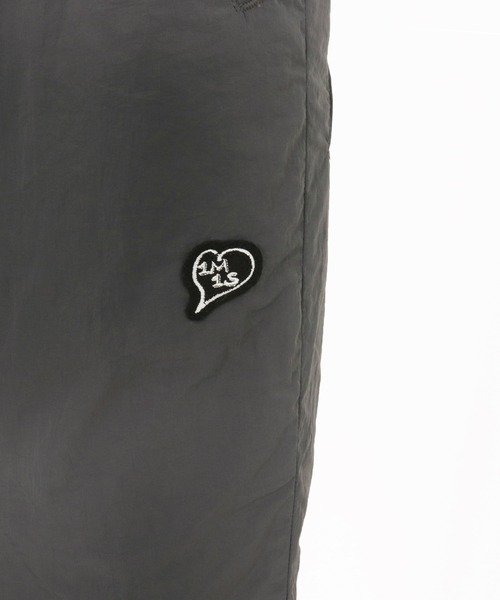 1minute 1second(ワンミニットワンセカンド)の「mp14218-padded 6-pocket pants with cursive embroidery ナイロンパンツ(1M25F030)(その他パンツ・メンズ・チャコール/ブラック・XL/L/M/S)」の20枚目の写真