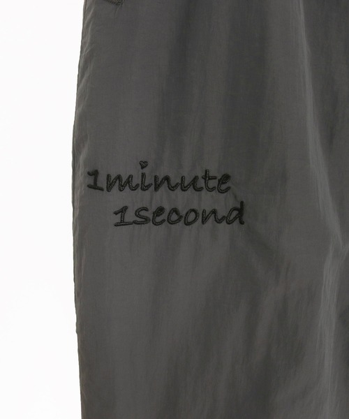 1minute 1second(ワンミニットワンセカンド)の「mp14218-padded 6-pocket pants with cursive embroidery ナイロンパンツ(1M25F030)(その他パンツ・メンズ・チャコール/ブラック・XL/L/M/S)」の19枚目の写真