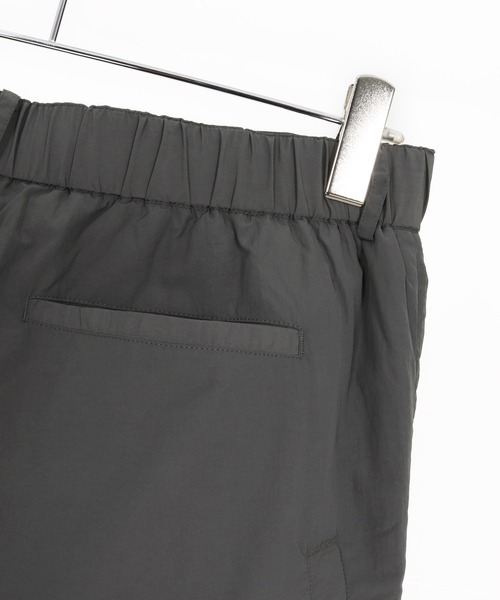1minute 1second(ワンミニットワンセカンド)の「mp14218-padded 6-pocket pants with cursive embroidery ナイロンパンツ(1M25F030)(その他パンツ・メンズ・チャコール/ブラック・XL/L/M/S)」の22枚目の写真