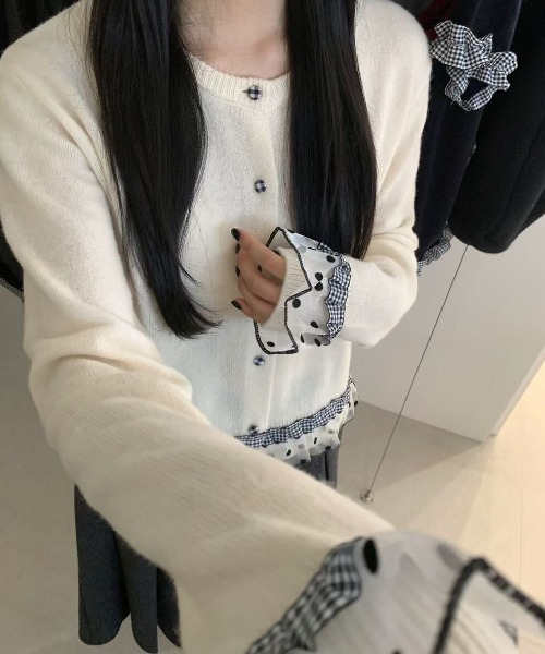 Sibra（シブラ）の「ドットチュール×チェックフリルレイヤード風カーディガン（カーディガン/ボレロ・レディース・ブラック/ブルー/グレー/アイボリー/イエロー/レッド/ピンク・M）」の8枚目の写真