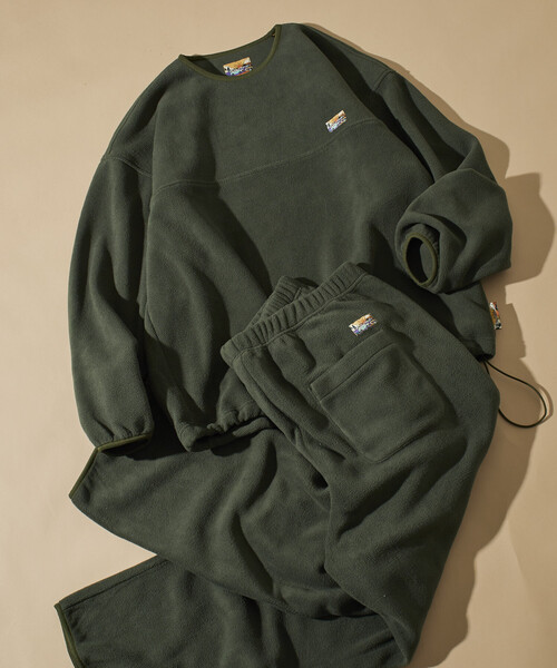 FREAK'S STORE(フリークスストア)の「ビッグシルエット ワンポイントロゴ スピンドル フリースセットアップ クルーネックプルオーバー パンツセット(ルームウェア/パジャマ・メンズ・チャコールグレー/ブラック/ネイビー/ナチュラル/ブルー系その他/チェック/オリーブ・SMALL/MEDIUM/LARGE)」の4枚目の写真