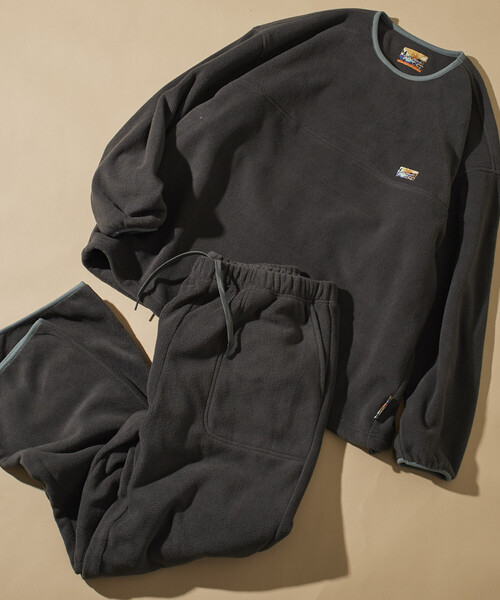FREAK'S STORE(フリークスストア)の「ビッグシルエット ワンポイントロゴ スピンドル フリースセットアップ クルーネックプルオーバー パンツセット(ルームウェア/パジャマ・メンズ・チャコールグレー/ブラック/ネイビー/ナチュラル/ブルー系その他/チェック/オリーブ・SMALL/MEDIUM/LARGE)」の1枚目の写真