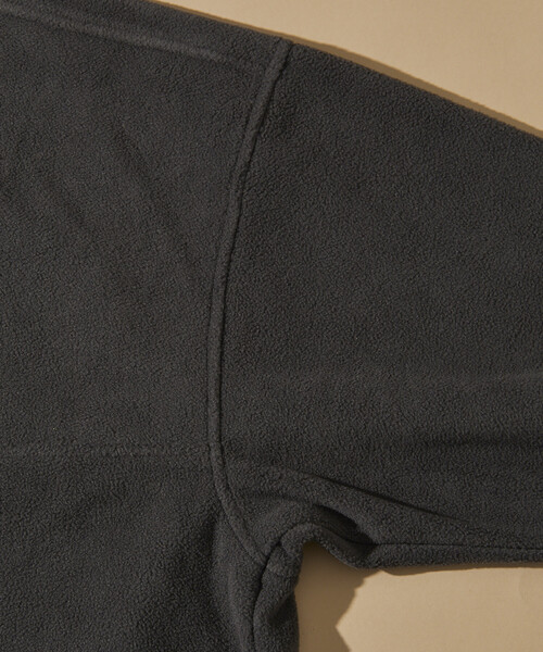 FREAK'S STORE(フリークスストア)の「ビッグシルエット ワンポイントロゴ スピンドル フリースセットアップ クルーネックプルオーバー パンツセット(ルームウェア/パジャマ・メンズ・チャコールグレー/ブラック/ネイビー/ナチュラル/ブルー系その他/チェック/オリーブ・SMALL/MEDIUM/LARGE)」の8枚目の写真
