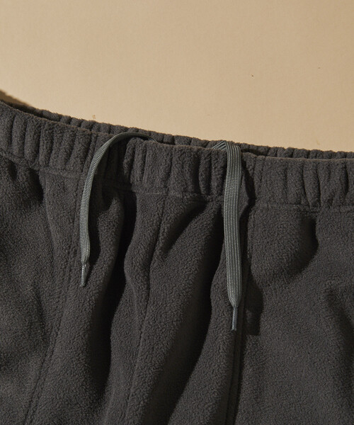 FREAK'S STORE(フリークスストア)の「ビッグシルエット ワンポイントロゴ スピンドル フリースセットアップ クルーネックプルオーバー パンツセット(ルームウェア/パジャマ・メンズ・チャコールグレー/ブラック/ネイビー/ナチュラル/ブルー系その他/チェック/オリーブ・SMALL/MEDIUM/LARGE)」の16枚目の写真