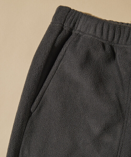 FREAK'S STORE(フリークスストア)の「ビッグシルエット ワンポイントロゴ スピンドル フリースセットアップ クルーネックプルオーバー パンツセット(ルームウェア/パジャマ・メンズ・チャコールグレー/ブラック/ネイビー/ナチュラル/ブルー系その他/チェック/オリーブ・SMALL/MEDIUM/LARGE)」の17枚目の写真