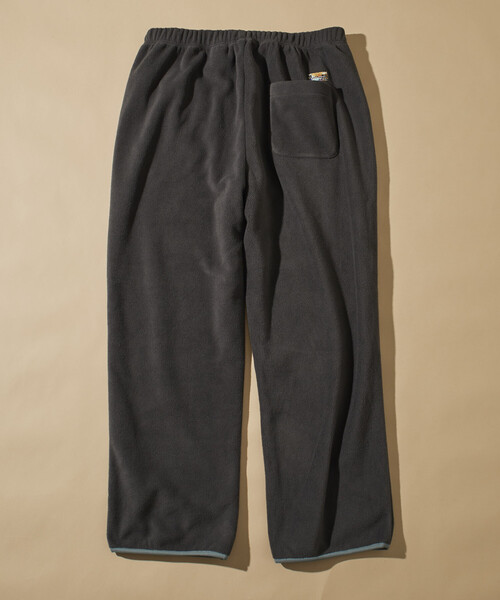 FREAK'S STORE(フリークスストア)の「ビッグシルエット ワンポイントロゴ スピンドル フリースセットアップ クルーネックプルオーバー パンツセット(ルームウェア/パジャマ・メンズ・チャコールグレー/ブラック/ネイビー/ナチュラル/ブルー系その他/チェック/オリーブ・SMALL/MEDIUM/LARGE)」の21枚目の写真