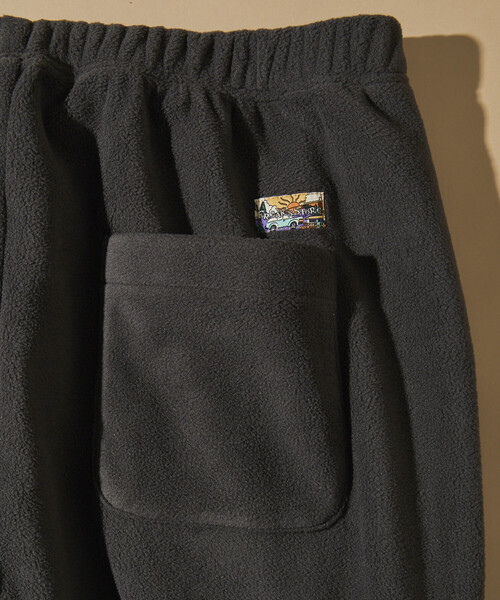 FREAK'S STORE(フリークスストア)の「ビッグシルエット ワンポイントロゴ スピンドル フリースセットアップ クルーネックプルオーバー パンツセット(ルームウェア/パジャマ・メンズ・チャコールグレー/ブラック/ネイビー/ナチュラル/ブルー系その他/チェック/オリーブ・SMALL/MEDIUM/LARGE)」の22枚目の写真