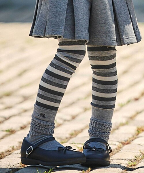 BeBe（ベベ）の「マルチボーダーレギンス+ショートルーズソックスセット(80~140cm)（レギンス/スパッツ・キッズ・グレー系その他/パープル系その他・XS/L/S/M）」の2枚目の写真