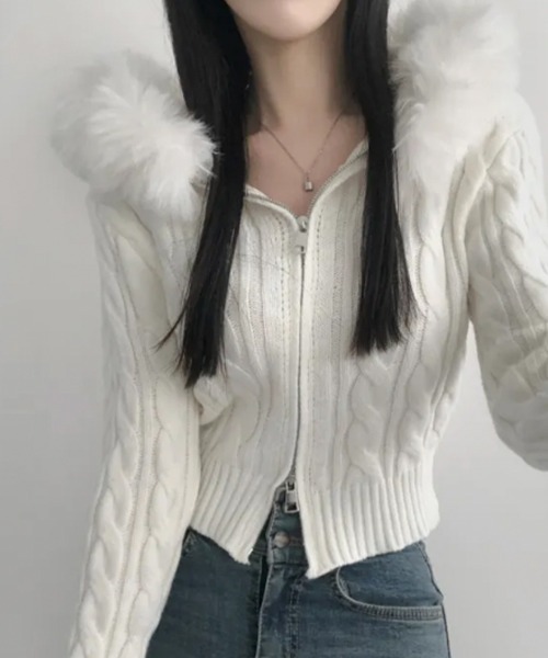 ホワイト フード付き セーター セール】ファー付きフード ケーブル編み ダブルジップショート丈ニット