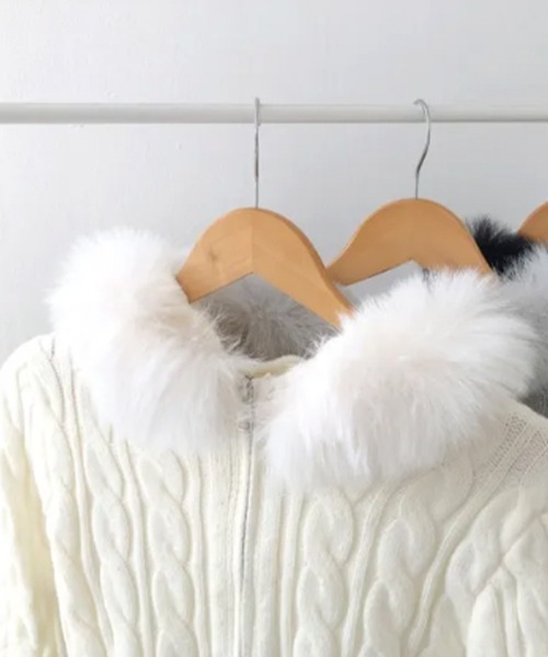 セール】ファー付きフード ケーブル編み ダブルジップショート丈ニット