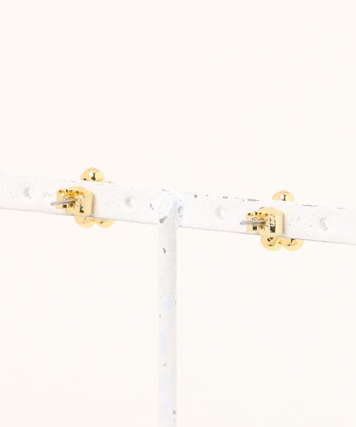 MARC JACOBS（マークジェイコブス）の「DAISY BALLOON STUD EARRINGS/デイジー バルーン スタッズ ピアス（ピアス（両耳用）・レディース・シルバー/ゴールド・ONE SIZE）」の7枚目の写真