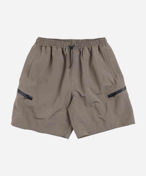FRIZMWORKS(フリズムワークス)の「NYLON UTILITY POCKET SHORTS _ MUD(その他パンツ・メンズ・その他・SMALL/MEDIUM/X-LARGE/LARGE)」の1枚目の写真