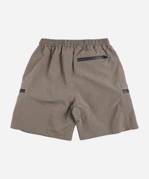FRIZMWORKS(フリズムワークス)の「NYLON UTILITY POCKET SHORTS _ MUD(その他パンツ・メンズ・その他・SMALL/MEDIUM/X-LARGE/LARGE)」の2枚目の写真