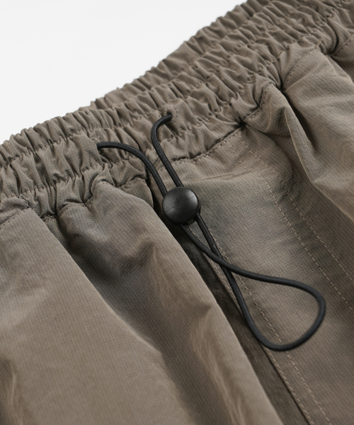 FRIZMWORKS(フリズムワークス)の「NYLON UTILITY POCKET SHORTS _ MUD(その他パンツ・メンズ・その他・SMALL/MEDIUM/X-LARGE/LARGE)」の3枚目の写真