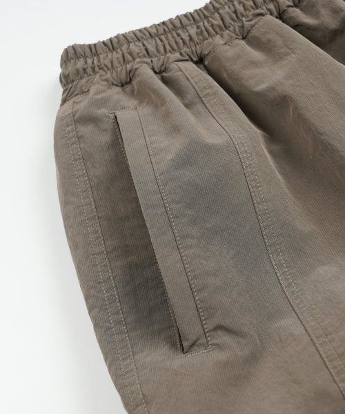 FRIZMWORKS(フリズムワークス)の「NYLON UTILITY POCKET SHORTS _ MUD(その他パンツ・メンズ・その他・SMALL/MEDIUM/X-LARGE/LARGE)」の4枚目の写真